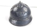 Frankreich 1. Weltkrieg, Stahlhelm Adrian Modell 1915 für Chasseurs. Originallack,  stark getragenes Stück, der Kinnriemen alt - aber unrichtig ergänzt