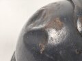 Frankreich 1. Weltkrieg, Stahlhelm Adrian Modell 1915 für Chasseurs. Originallack,  stark getragenes Stück, der Kinnriemen alt - aber unrichtig ergänzt