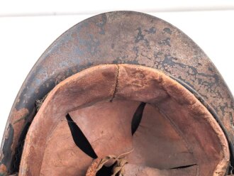 Frankreich 1. Weltkrieg, Stahlhelm Adrian Modell 1915 . Originallack, das Emblem fehlt. Um 1919 zusätzlich angebrachte Emblem " Soldat de la Grande Guerre 1914-1918" Originallack, das Innenfutter zum Teil lose, Kinnriemen gerissen