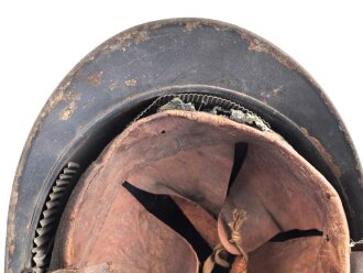 Frankreich 1. Weltkrieg, Stahlhelm Adrian Modell 1915 . Originallack, das Emblem fehlt. Um 1919 zusätzlich angebrachte Emblem " Soldat de la Grande Guerre 1914-1918" Originallack, das Innenfutter zum Teil lose, Kinnriemen gerissen