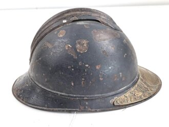 Frankreich 1. Weltkrieg, Stahlhelm Adrian Modell 1915 . Originallack, das Emblem fehlt. Um 1919 zusätzlich angebrachte Emblem " Soldat de la Grande Guerre 1914-1918" Originallack, das Innenfutter zum Teil lose, Kinnriemen gerissen
