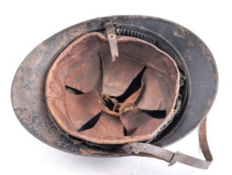 Frankreich 1. Weltkrieg, Stahlhelm Adrian Modell 1915 . Originallack, das Emblem fehlt. Um 1919 zusätzlich angebrachte Emblem " Soldat de la Grande Guerre 1914-1918" Originallack, das Innenfutter zum Teil lose, Kinnriemen gerissen