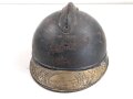Frankreich 1. Weltkrieg, Stahlhelm Adrian Modell 1915 . Originallack, das Emblem fehlt. Um 1919 zusätzlich angebrachte Emblem " Soldat de la Grande Guerre 1914-1918" Originallack, das Innenfutter zum Teil lose, Kinnriemen gerissen