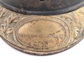 Frankreich 1. Weltkrieg, Stahlhelm Adrian Modell 1915 . Originallack, das Emblem fehlt. Um 1919 zusätzlich angebrachte Emblem " Soldat de la Grande Guerre 1914-1918" Originallack, das Innenfutter zum Teil lose, Kinnriemen gerissen