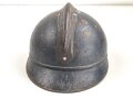 Frankreich 1. Weltkrieg, Stahlhelm Adrian Modell 1915 . Originallack, das Emblem fehlt. Um 1919 zusätzlich angebrachte Emblem " Soldat de la Grande Guerre 1914-1918" Originallack, das Innenfutter zum Teil lose, Kinnriemen gerissen