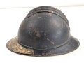 Frankreich 1. Weltkrieg, Stahlhelm Adrian Modell 1915 . Originallack, das Emblem fehlt. Um 1919 zusätzlich angebrachte Emblem " Soldat de la Grande Guerre 1914-1918" Originallack, das Innenfutter zum Teil lose, Kinnriemen gerissen