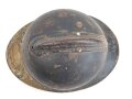 Frankreich 1. Weltkrieg, Stahlhelm Adrian Modell 1915 . Originallack, das Emblem fehlt. Um 1919 zusätzlich angebrachte Emblem " Soldat de la Grande Guerre 1914-1918" Originallack, das Innenfutter zum Teil lose, Kinnriemen gerissen