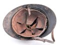 Frankreich 1. Weltkrieg, Stahlhelm Adrian Modell 1915 . Originallack, das Emblem fehlt. Um 1919 zusätzlich angebrachte Emblem " Soldat de la Grande Guerre 1914-1918" Originallack, das Innenfutter zum Teil lose, Kinnriemen gerissen