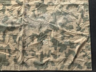 Frankreich 2. Weltkrieg, Zeltbahn datiert 1939. Mit hoher wahrscheinlichkeit nach dem 2. Weltkrieg von der Fremdenlegion vereinnahmt. Einseitig Schlaufen angebracht, DANACH mit Tarndruck versehen. Gebraucht, guter Zustand
