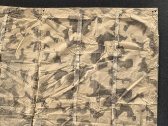 Frankreich 2. Weltkrieg, Zeltbahn datiert 1939. Mit hoher wahrscheinlichkeit nach dem 2. Weltkrieg von der Fremdenlegion vereinnahmt. Einseitig Schlaufen angebracht, DANACH mit Tarndruck versehen. Gebraucht, guter Zustand