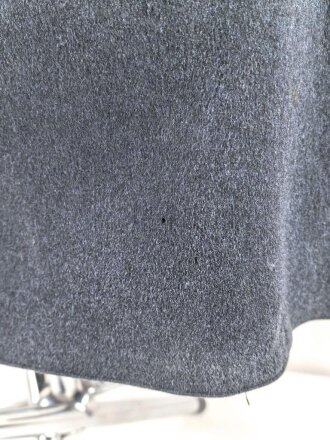 Uniformjacke dunkelblaugrau, erinnert vom Schnitt an Österreich, allerdings will der Kragen nicht dazu passen. Wenige kleinere Mottenschäden, sonst gut