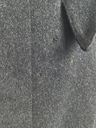 Uniformjacke dunkelblaugrau, erinnert vom Schnitt an Österreich, allerdings will der Kragen nicht dazu passen. Wenige kleinere Mottenschäden, sonst gut