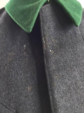 Uniformjacke dunkelblaugrau, erinnert vom Schnitt an Österreich, allerdings will der Kragen nicht dazu passen. Wenige kleinere Mottenschäden, sonst gut