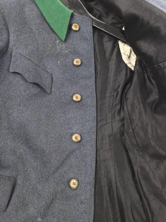 Uniformjacke dunkelblaugrau, erinnert vom Schnitt an Österreich, allerdings will der Kragen nicht dazu passen. Wenige kleinere Mottenschäden, sonst gut