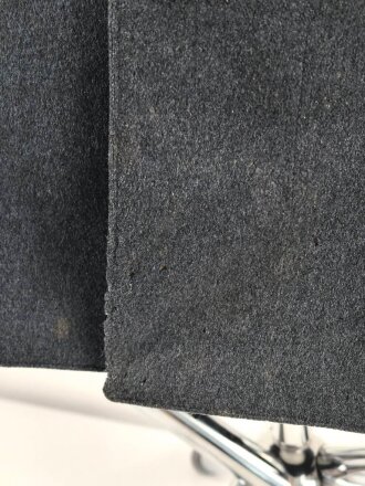 Uniformjacke dunkelblaugrau, erinnert vom Schnitt an Österreich, allerdings will der Kragen nicht dazu passen. Wenige kleinere Mottenschäden, sonst gut