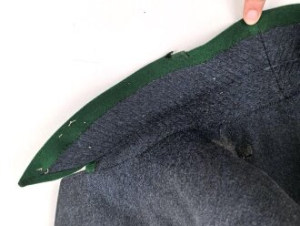 Uniformjacke dunkelblaugrau, erinnert vom Schnitt an Österreich, allerdings will der Kragen nicht dazu passen. Wenige kleinere Mottenschäden, sonst gut