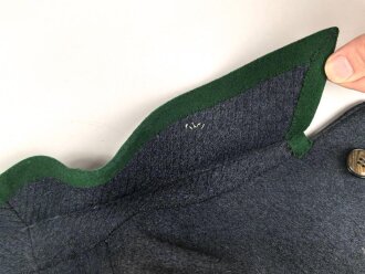 Uniformjacke dunkelblaugrau, erinnert vom Schnitt an Österreich, allerdings will der Kragen nicht dazu passen. Wenige kleinere Mottenschäden, sonst gut
