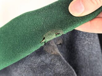 Uniformjacke dunkelblaugrau, erinnert vom Schnitt an Österreich, allerdings will der Kragen nicht dazu passen. Wenige kleinere Mottenschäden, sonst gut