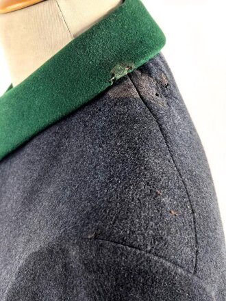 Uniformjacke dunkelblaugrau, erinnert vom Schnitt an Österreich, allerdings will der Kragen nicht dazu passen. Wenige kleinere Mottenschäden, sonst gut