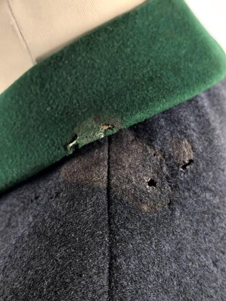 Uniformjacke dunkelblaugrau, erinnert vom Schnitt an Österreich, allerdings will der Kragen nicht dazu passen. Wenige kleinere Mottenschäden, sonst gut