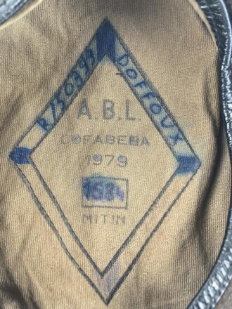 Belgien, braunes Barett mit Abzeichen einer Infanterieschule. Datiert 1979