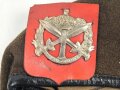 Belgien, braunes Barett mit Abzeichen einer Infanterieschule. Datiert 1979