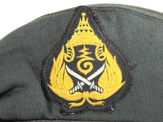 Thailand, grünes barett mit Abzeichen, guter Zustand