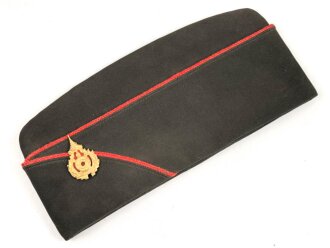 Thailand, grünesSchiffchen mit roter Biese und Metallabzeichen, guter Zustand