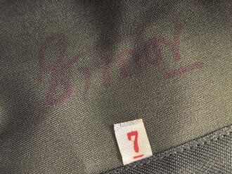 Thailand, grünes Schiffchen mit roter Biese und Metallabzeichen, guter Zustand