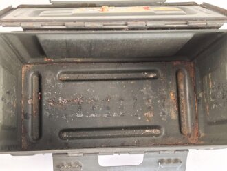 Frankreich, Gurtkasten / Munitionskasten für " 80 Cartouches do 12,7mm Modelle 1947. Datiert 1965. Ungereinigtes Stück