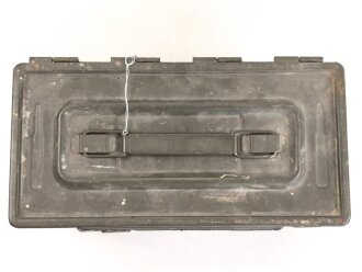 Frankreich, Gurtkasten / Munitionskasten für " 80 Cartouches do 12,7mm Modelle 1947. Datiert 1965. Ungereinigtes Stück