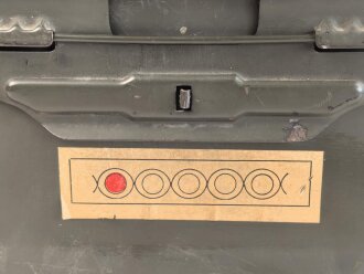 Frankreich, Gurtkasten / Munitionskasten für " 80 Cartouches do 12,7mm Modelle 1947. Datiert 1965. Ungereinigtes Stück