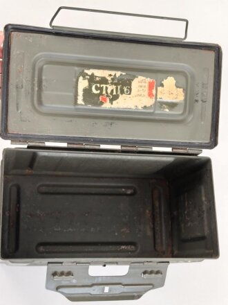 Frankreich, Gurtkasten / Munitionskasten für " 80 Cartouches do 12,7mm Modelle 1947. Datiert 1965. Ungereinigtes Stück