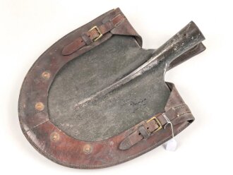 Portugal, gewaltiges Schaufelblatt in Lederhalterung, Breite etwa 28cm, höchstwahrscheinlich aus der Zeit des 1. Weltkrieg. Guter Zustand
