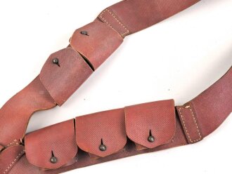 Frankreich Fremdenlegion, Bandolier aus rotbraunem Leder mit 5 Patronentaschen und Koppelschuh. Guter Gesamtzustand