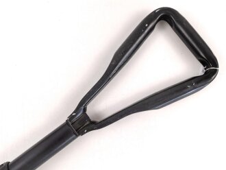U.S. Army 1975 dated folding shovel in carrier from 1985. Uncleaned