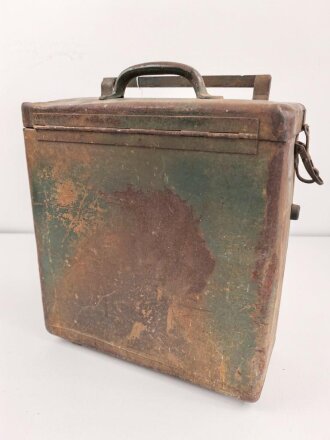 Motorrad Packtasche Wehrmacht, ungereinigtes Stück mit originaler Tarnlackierung. Ungereinigt