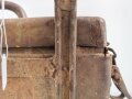 Motorrad Packtasche Wehrmacht, ungereinigtes Stück mit originaler Tarnlackierung. Ungereinigt