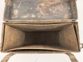 Motorrad Packtasche Wehrmacht, ungereinigtes Stück mit originaler Tarnlackierung. Ungereinigt
