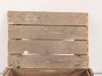 Transportkasten aus Holz für Wehrmachtsdosen "Blutwurst"  Maße etwa  33 x 46 x 29cm. Guter Zustand