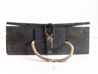 Transportkasten Wehrmacht für drei Stück Wurfgranaten zum Granatwerfer 34. Original lackiertes Stück
