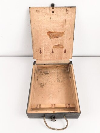 Transportkasten Wehrmacht für drei Stück Wurfgranaten zum Granatwerfer 34. Original lackiertes Stück