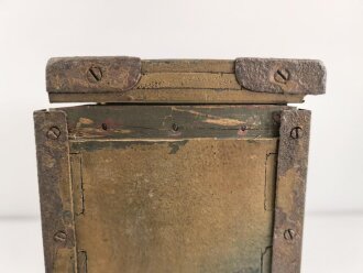 Reichswehr und frühe Wehrmacht, Transportkasten für " Zusatzkartuschen und 4. Ladungen der Feldkanone 16 neuer Art" Originale Tarnlackiert, datiert 1936, ungereinigt.