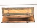 Reichswehr und frühe Wehrmacht, Transportkasten für " Zusatzkartuschen und 4. Ladungen der Feldkanone 16 neuer Art" Originale Tarnlackiert, datiert 1936, ungereinigt.