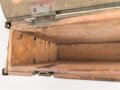 Reichswehr und frühe Wehrmacht, Transportkasten für " Zusatzkartuschen und 4. Ladungen der Feldkanone 16 neuer Art" Originale Tarnlackiert, datiert 1936, ungereinigt.