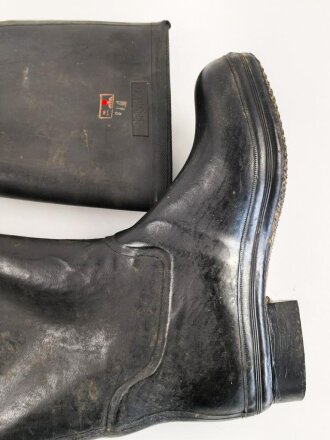 Paar Gummistiefel zum schweren Gasschutzanzug der Wehrmacht. Guter Zustand, datiert 1944