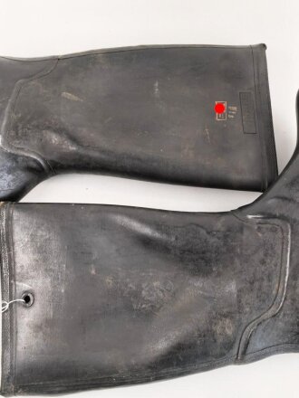 Paar Gummistiefel zum schweren Gasschutzanzug der Wehrmacht. Guter Zustand, datiert 1944