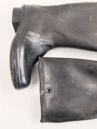 Paar Gummistiefel zum schweren Gasschutzanzug der Wehrmacht. Guter Zustand, datiert 1944
