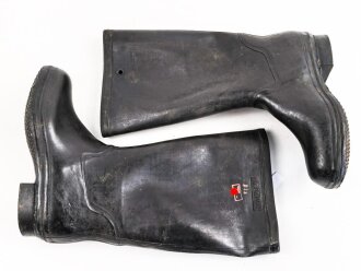 Paar Gummistiefel zum schweren Gasschutzanzug der Wehrmacht. Guter Zustand, datiert 1944