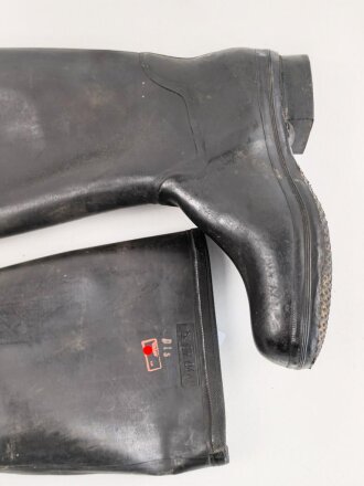 Paar Gummistiefel zum schweren Gasschutzanzug der Wehrmacht. Guter Zustand, datiert 1944
